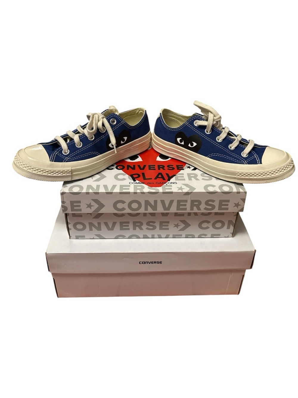 Comme des Garcons PLAY Converse
Blue Low-Top Sneakers with Black Heart Eyes